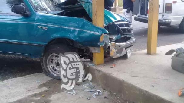 Camioneta Choca Contra Puente Peatonal En Xalapa Hay Dos Lesionados