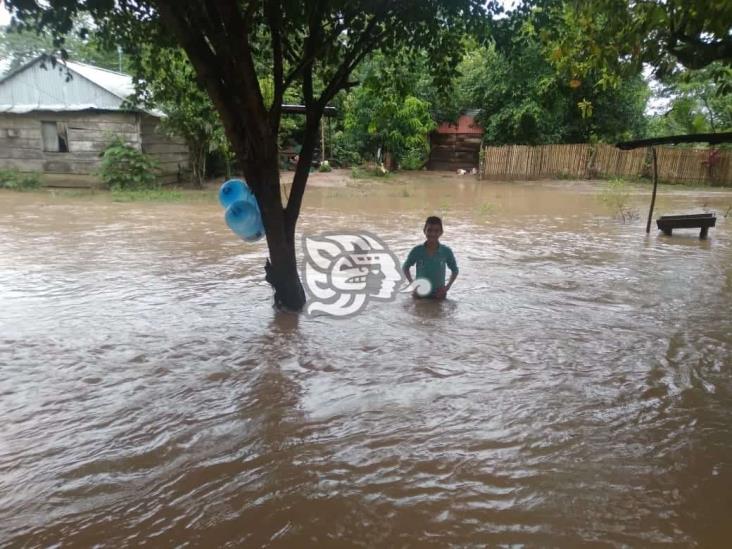 Desbordamiento del río Coatzacoalcos deja incomunicadas zonas rurales