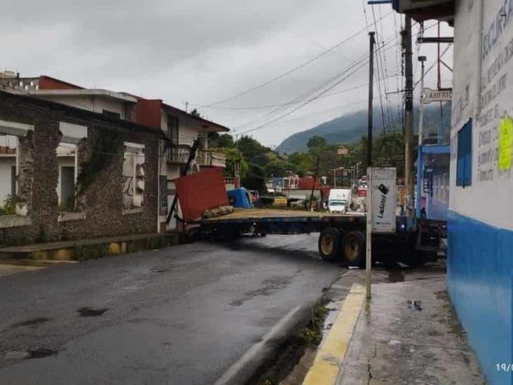 Tr Iler Se Queda Sin Frenos Y Derriba Poste En Coscomatepec