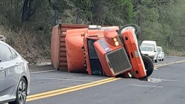 Tr Iler Pierde El Control Y Vuelca En Las Cumbres De Plan Del R O