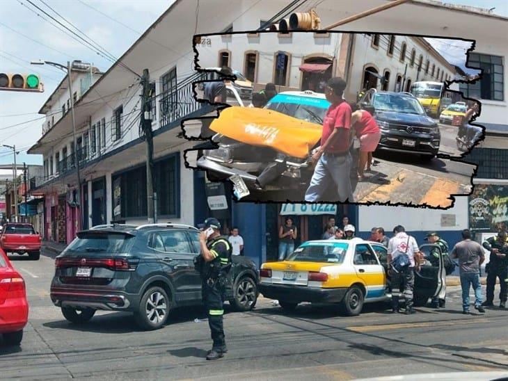 Choque entre taxi y camioneta en de Córdoba hay dos lesionados