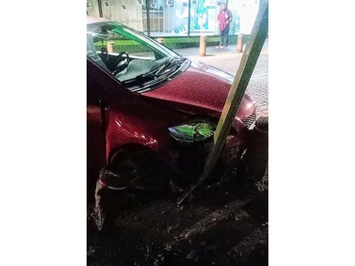 Auto choca contra bolardos y una señalética en céntrica calle de Xalapa