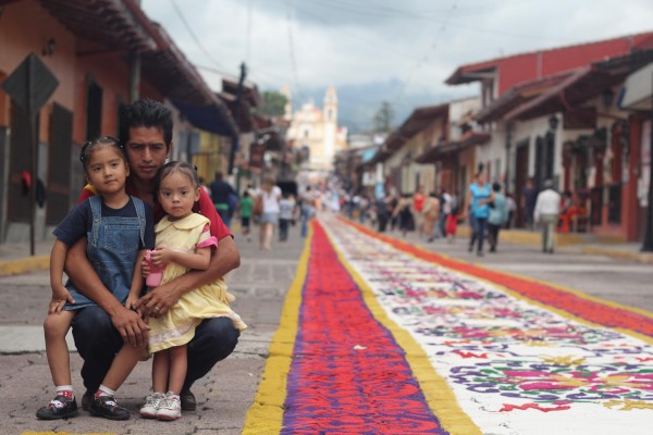 Xico se viste de colores con los tapetes de aserrín