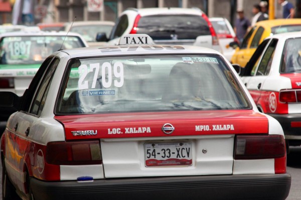 Empleados del transporte piden orden a taxistas piratas en Veracruz