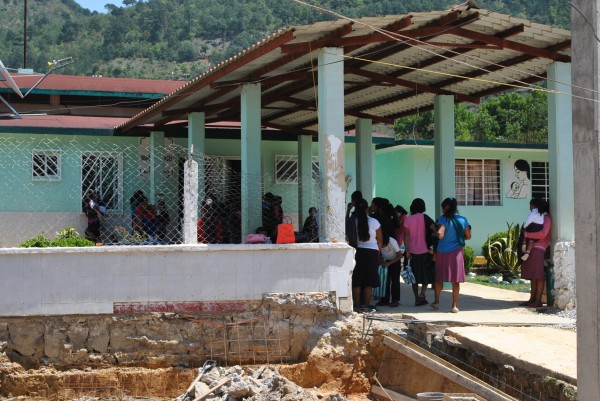 En clínica de Ixhuatlancillo, envían a pacientes a laboratorios particulares