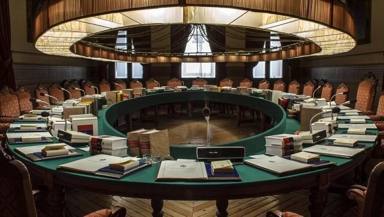 Candidatean para dirigir la RAE