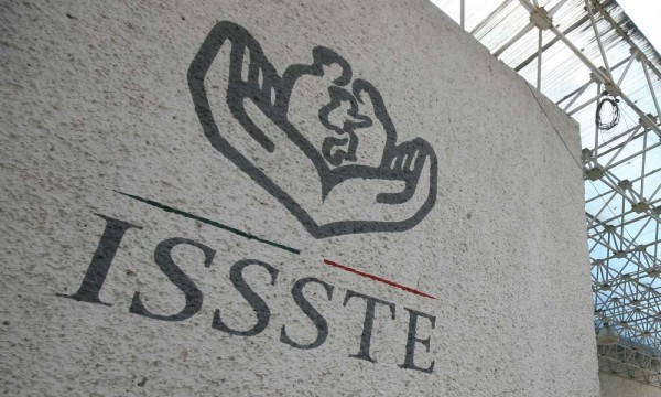 Acusan despidos injustificados en ISSSTE; bloquean la avenida Xalapa