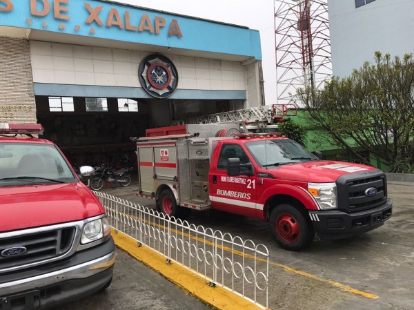 Bomberos de Xalapa entregan apoyos en especie a población