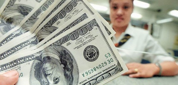 Inicia el peso la semana en $25.07 por dólar