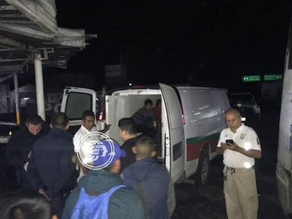 Abandonan a 12 migrantes en una camioneta sobre la Veracruz-Puebla