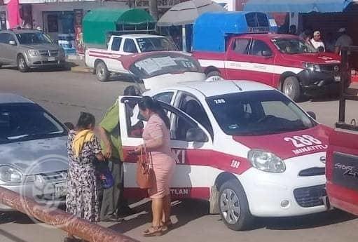 Recrudece conflicto entre mixto rural y taxistas en Mecayapan