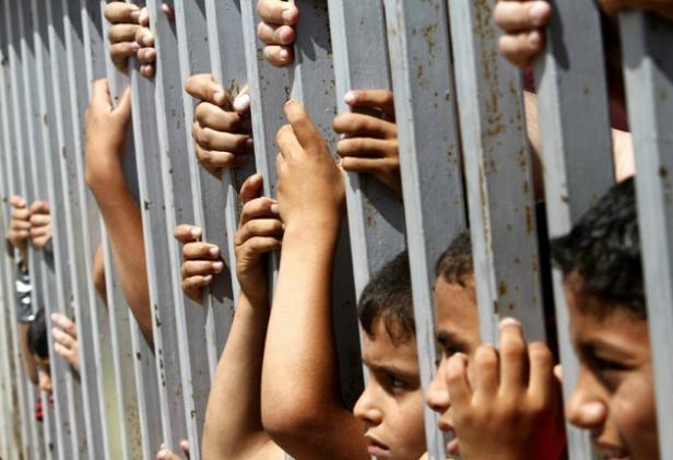 Juez ordena a Trump liberar a niños migrantes por Covid-19