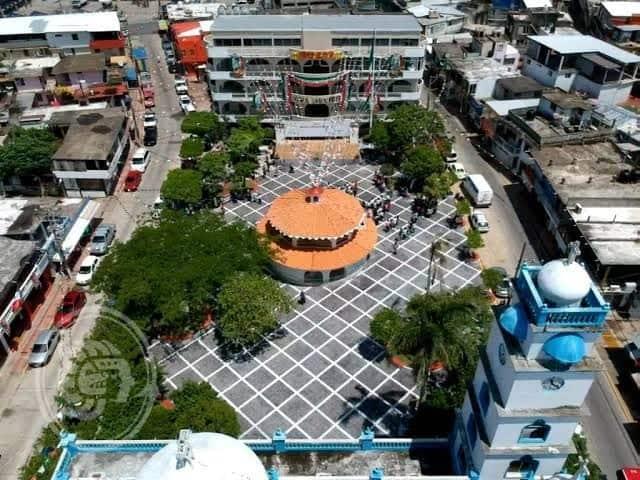 Devuelven 150 mil pesos extraviados en centro comercial de Nanchital