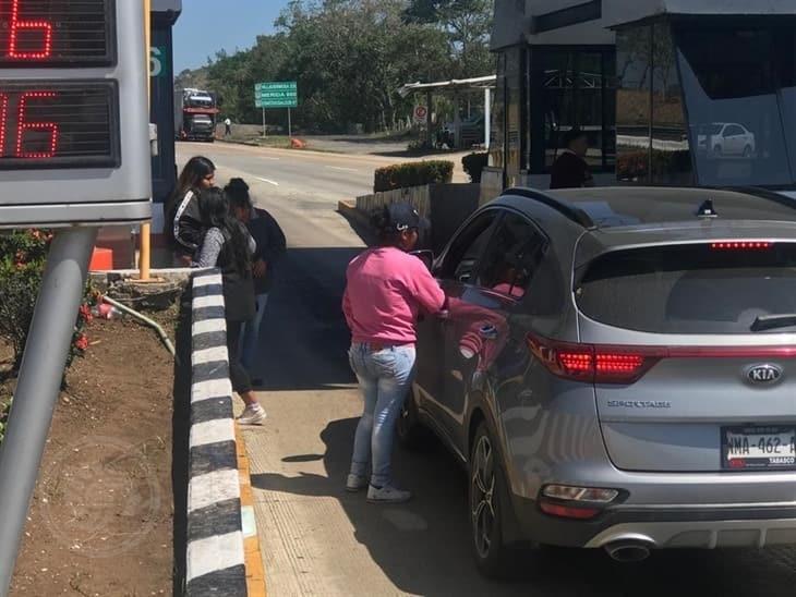 Estudiantes de Guerrero toman caseta de cobro de Acayucan