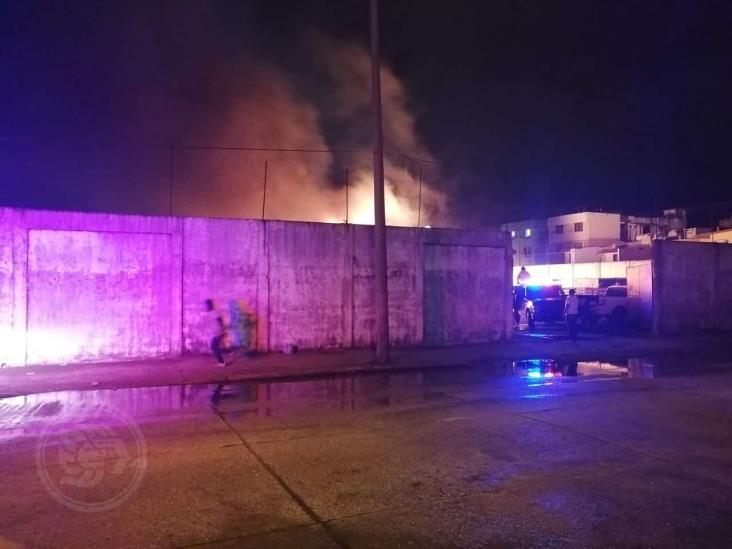 Posible atentado a corralón en Coatzacoalcos; incendian 10 vehículos