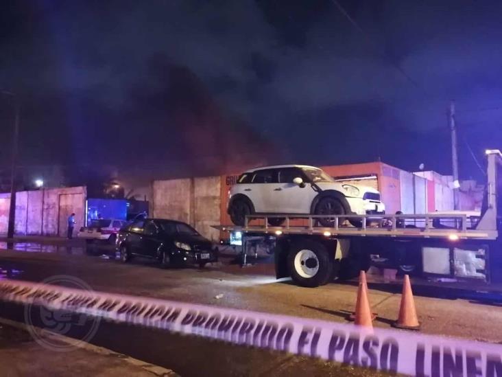 Posible atentado a corralón en Coatzacoalcos; incendian 10 vehículos