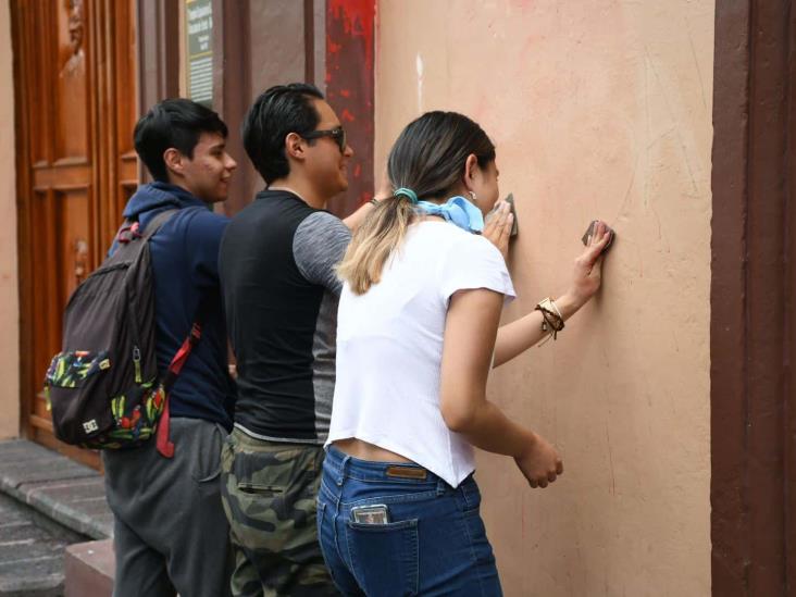 Limpian iglesia y Catedral vandalizadas en protesta de veracruzanas