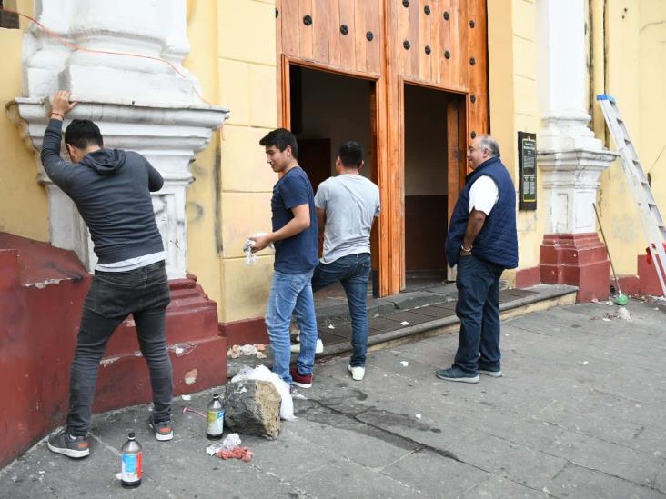 Limpian iglesia y Catedral vandalizadas en protesta de veracruzanas