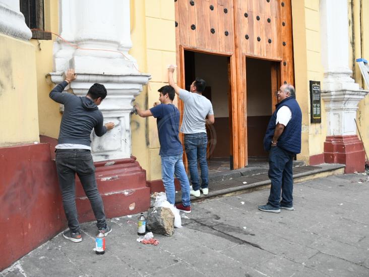 Limpian iglesia y Catedral vandalizadas en protesta de veracruzanas