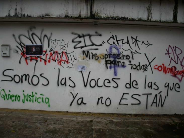 Limpian iglesia y Catedral vandalizadas en protesta de veracruzanas