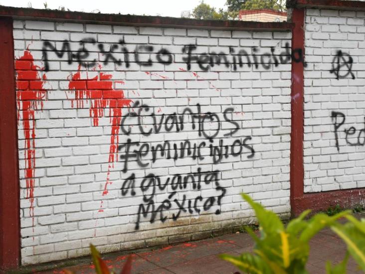 Limpian iglesia y Catedral vandalizadas en protesta de veracruzanas