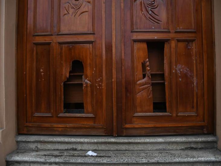 Limpian iglesia y Catedral vandalizadas en protesta de veracruzanas