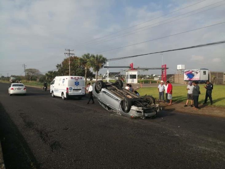 Conductora pierde el  control del volante y  termina volcada en Medellín de Bravo