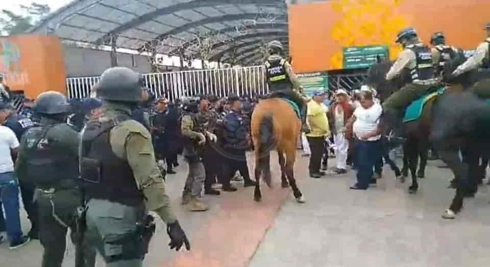 Bloquean carretera en Coyutla en protesta contra operativo en Cumbre Tajín