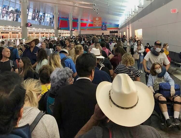 Caos en aeropuertos de EU por medidas contra el COVID-19