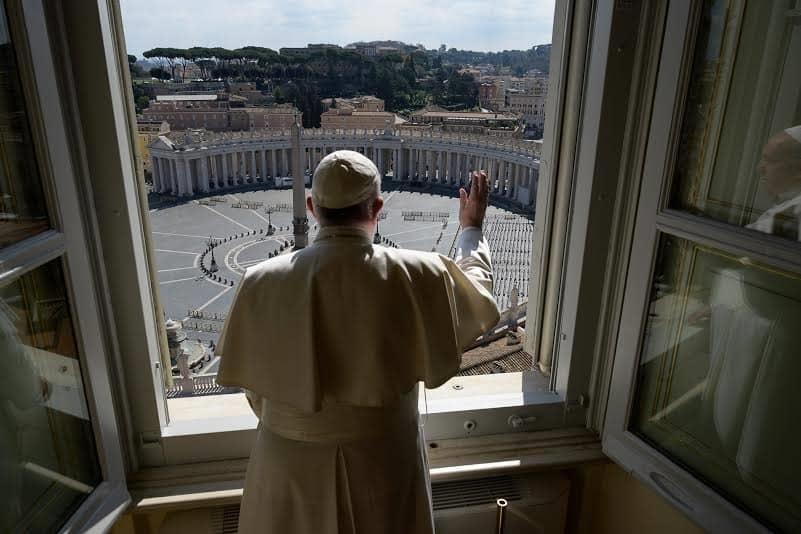 Papa da su bendición a la Plaza de San Pedro vacía por el coronavirus