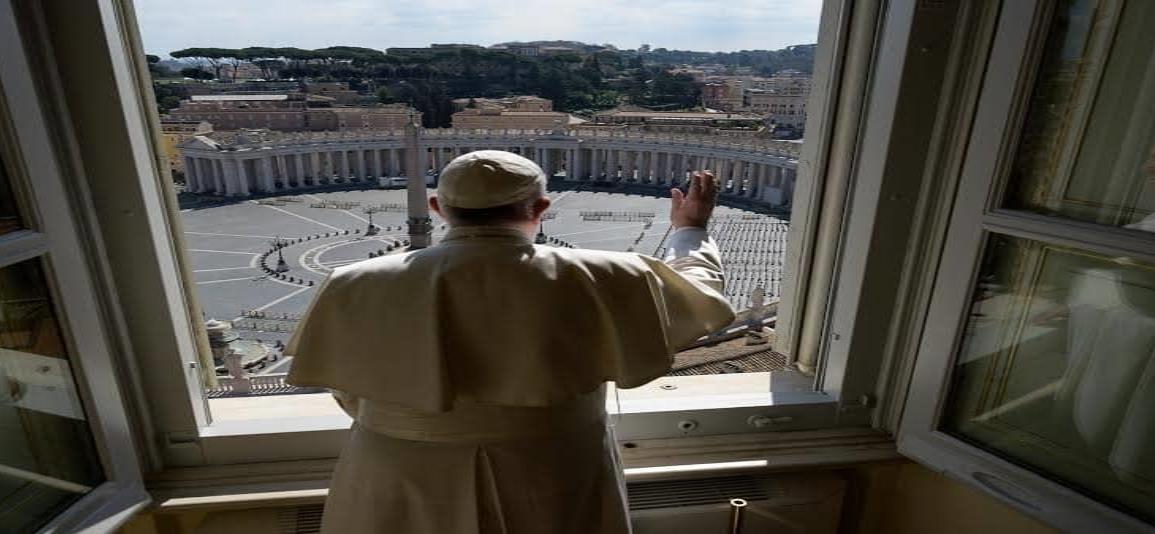 Papa da su bendición a la Plaza de San Pedro vacía por el coronavirus