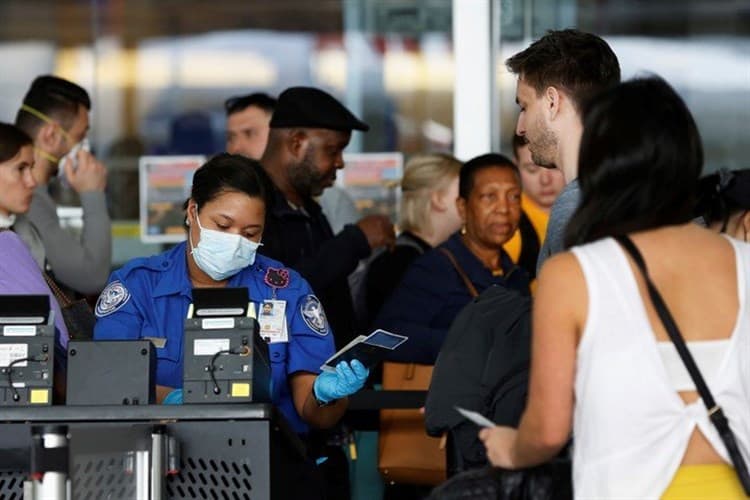 Caos en aeropuertos de EU por medidas contra el COVID-19