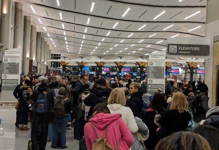 Caos en aeropuertos de EU por medidas contra el COVID-19