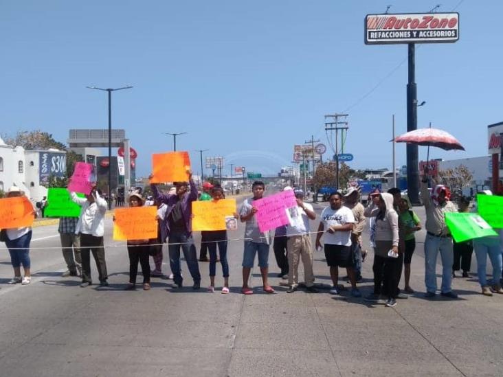 Bloquean calles de Veracruz Puerto por desaparición de activista