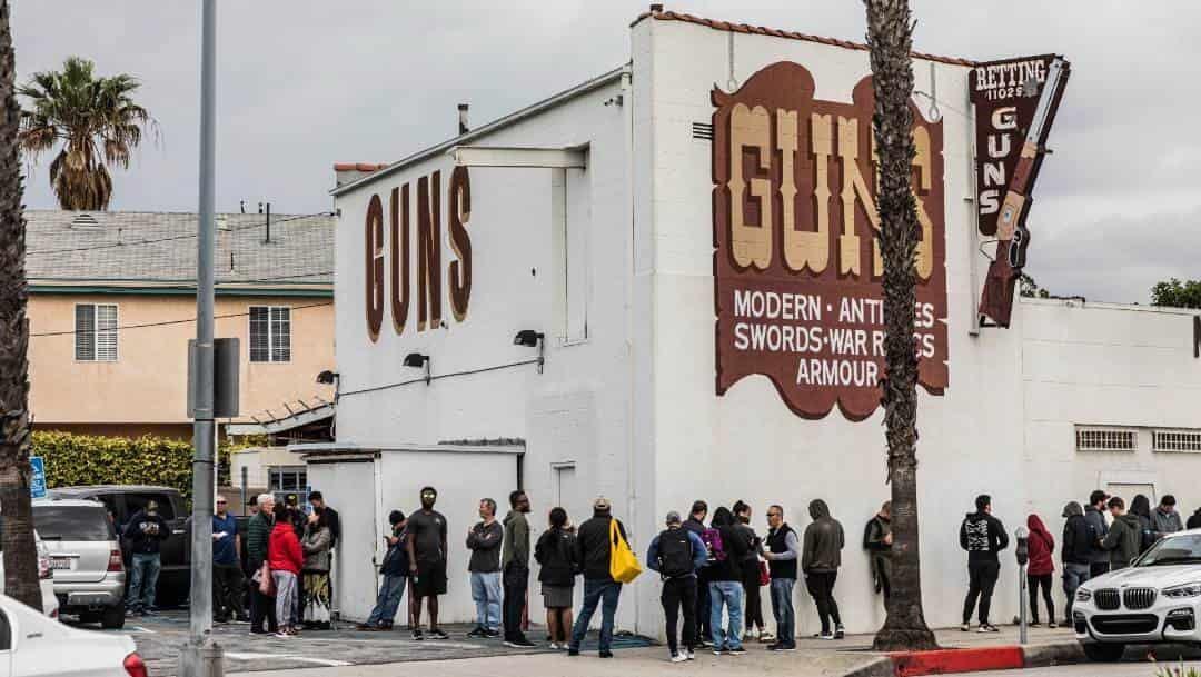 Se dispara venta de armas en EU; temen caos por coronavirus