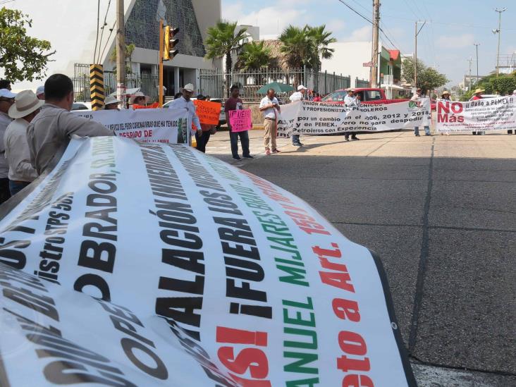 Por despidos en Pemex continúan las protestas en Coatzacoalcos