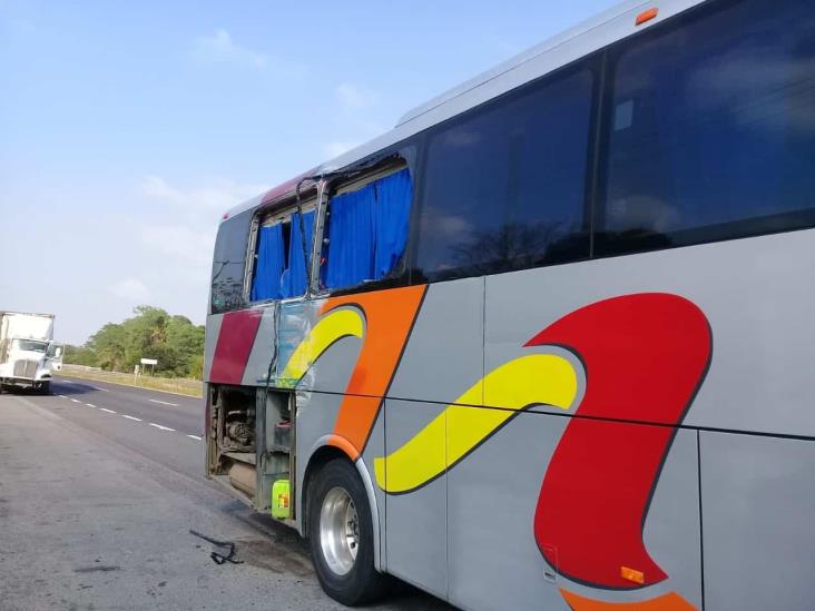 En carretera Veracruz-Córdoba, tráiler impacta a autobús y provoca volcadura