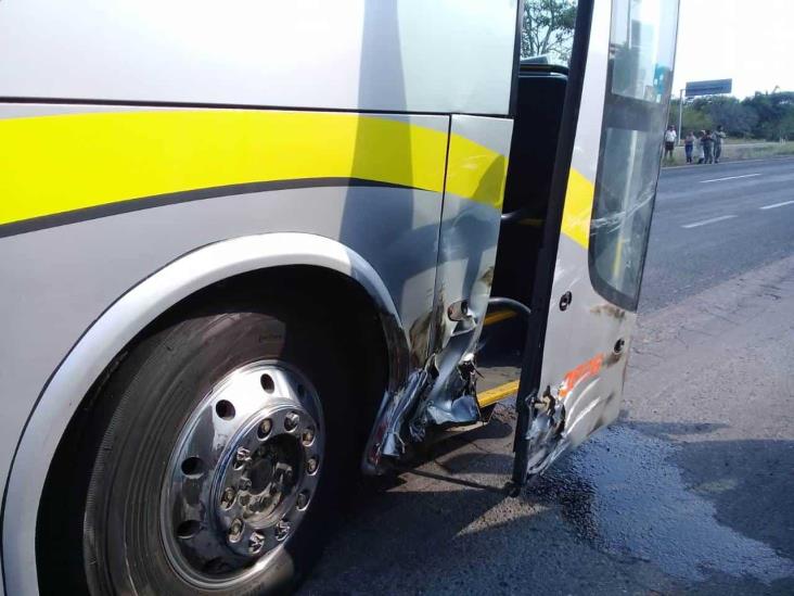 En carretera Veracruz-Córdoba, tráiler impacta a autobús y provoca volcadura