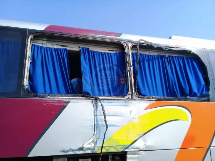 En carretera Veracruz-Córdoba, tráiler impacta a autobús y provoca volcadura