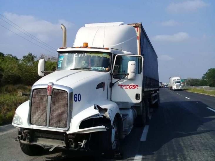 En carretera Veracruz-Córdoba, tráiler impacta a autobús y provoca volcadura