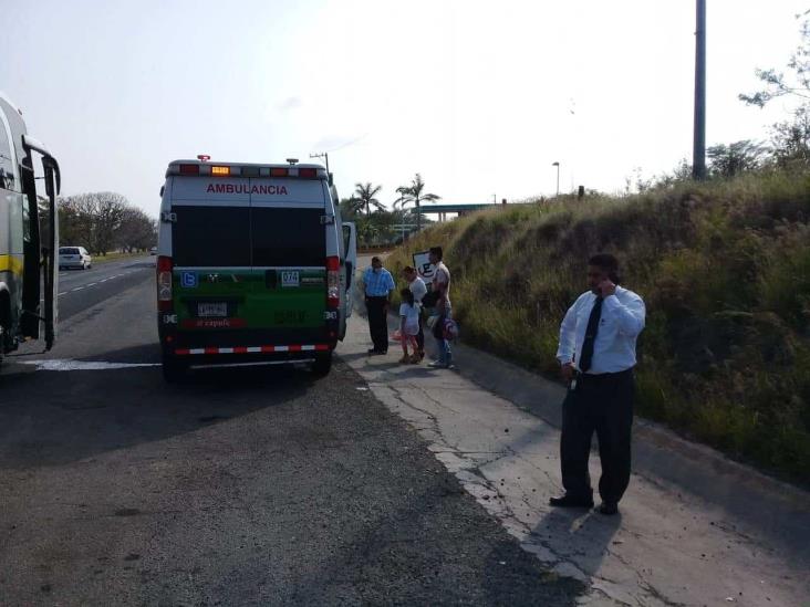 En carretera Veracruz-Córdoba, tráiler impacta a autobús y provoca volcadura