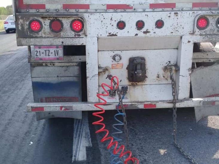 En carretera Veracruz-Córdoba, tráiler impacta a autobús y provoca volcadura