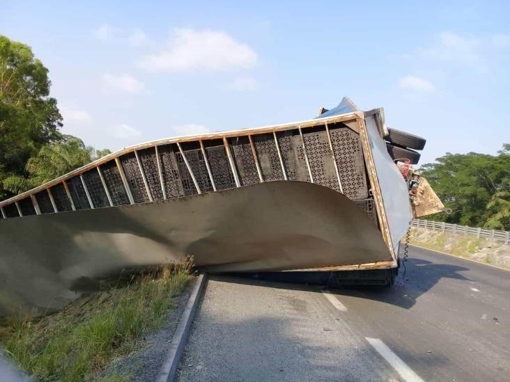 En carretera Veracruz-Córdoba, tráiler impacta a autobús y provoca volcadura