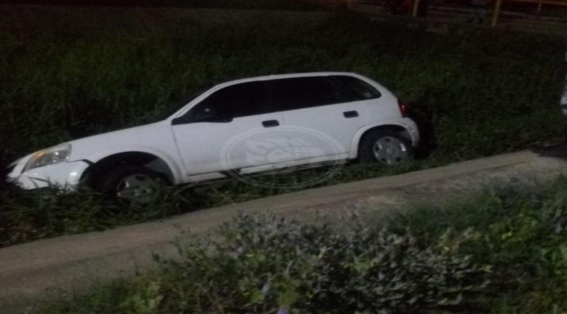 Cae vehículo a canal de aguas negras en Lomas de Barrillas