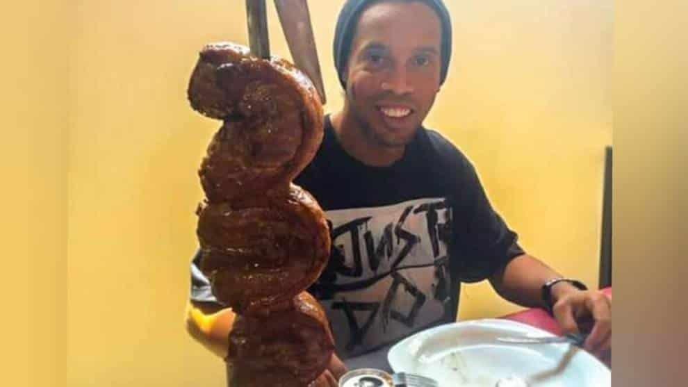 Ronaldinho celebra con un asado su cumpleaños más triste en prisión