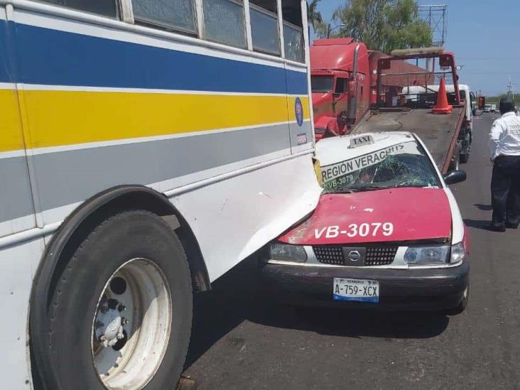 Taxista se duerme al volante y se incrustarse en la parte trasera de un autobús