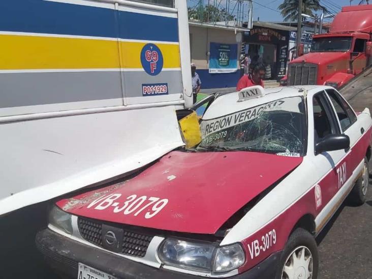 Taxista se duerme al volante y se incrustarse en la parte trasera de un autobús