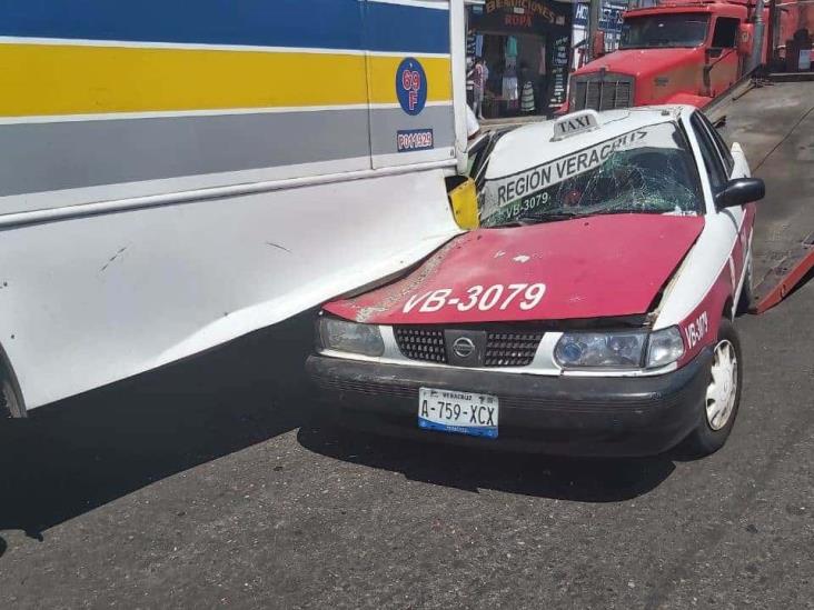 Taxista se duerme al volante y se incrustarse en la parte trasera de un autobús