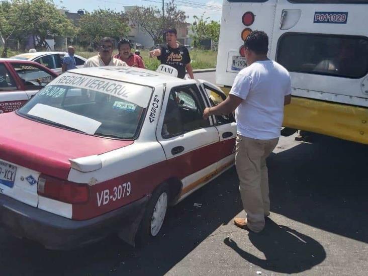 Taxista se duerme al volante y se incrustarse en la parte trasera de un autobús