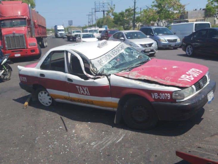 Taxista se duerme al volante y se incrustarse en la parte trasera de un autobús